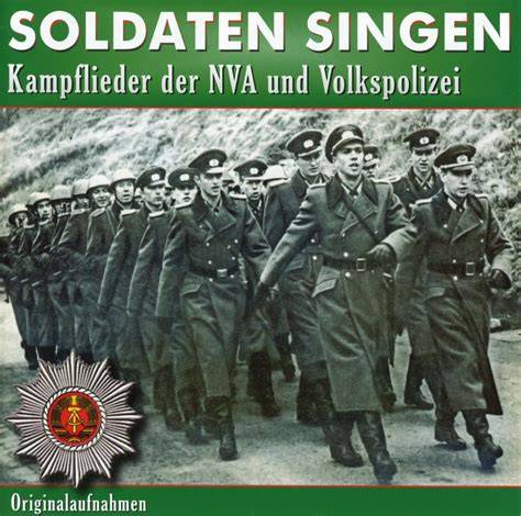 Soldaten singen im Feld, historische Fotografie