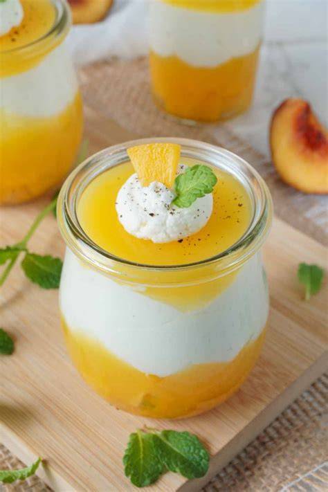 Solero Dessert im Glas mit Maracuja und Pfirsichen