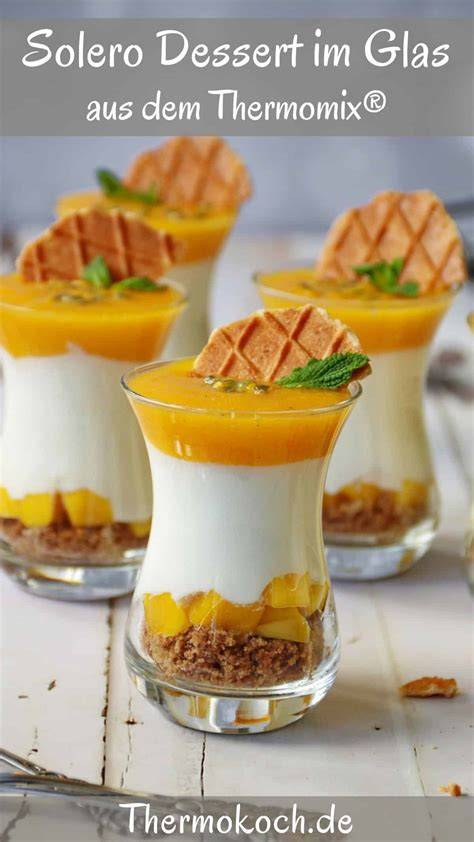 Solero Dessert im Glas mit Pfirsichen und Maracujasoße
