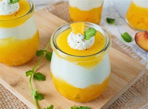 Solero Dessert mit Minze und Maracuja dekoriert