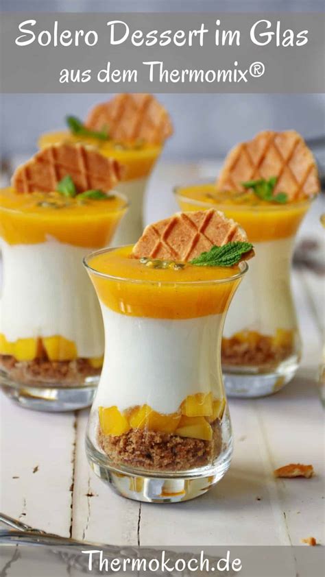 Solero-Dessert, geschichtet im Glas mit Minze und Pfirsichen