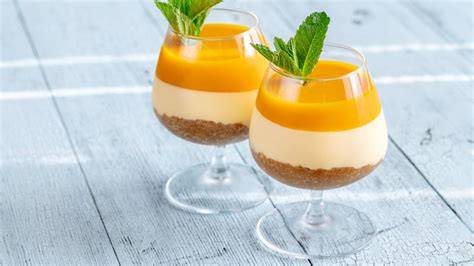 Solero-Kuchen im Glas mit exotischer Fruchtsauce