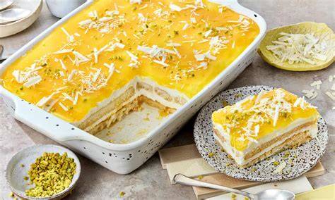 Solero-Tiramisu im Auflaufform, geraspelte weiße Schokolade und Pistazien