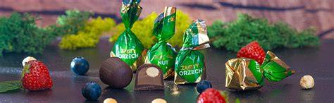 Solidarność Pralinen, golden nut in Schmuckdose