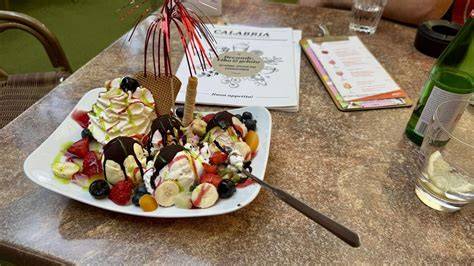 Sommer-Pralinés Amarena und Eiscafé auf einem Teller