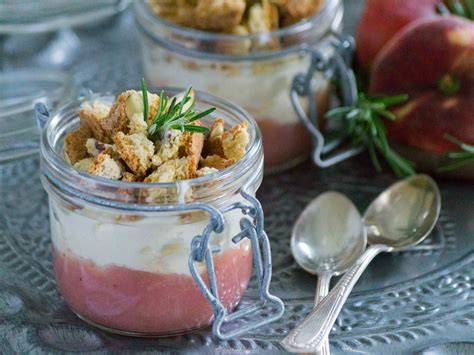 Sommer-Schichtdessert mit Rosmarin und Cantuccini