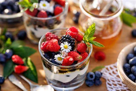 Sommerdessert im Glas mit frischen Beeren