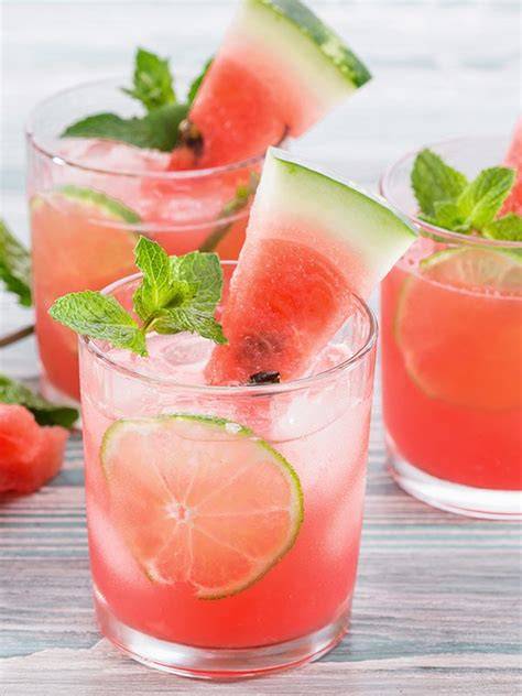 Sommergetränke mit Wassermelone und Hibiskustee