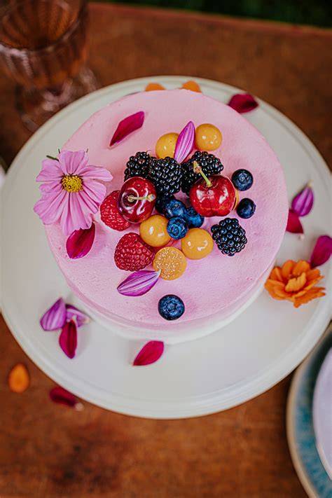 Sommerkuchen mit Beeren auf dem Tisch