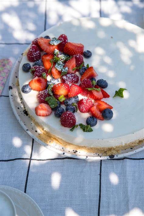 Sommerliche Beeren als Kuchendekoration