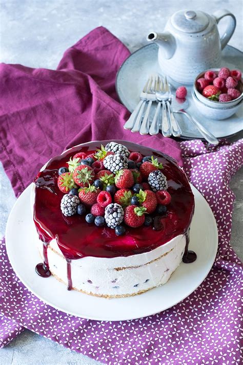 Sommerliche Beerentorte als Dekorationsidee