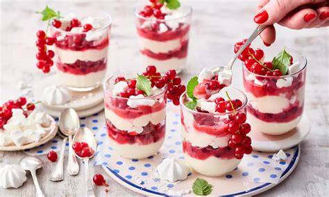 Sommerliche Dekoration mit Johannisbeeren und frischer Minze auf Mascarponetorte