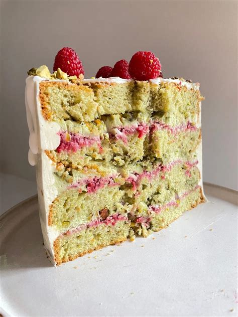Sommerliche Dekorideen: Beeren, Pistazien, Kirschgrütze auf Keksboden