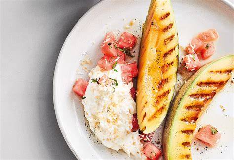 Sommerliche Dessertauswahl mit Zuckermelone: Gläserdesserts, Sorbet, gefrorene Melonenkugeln