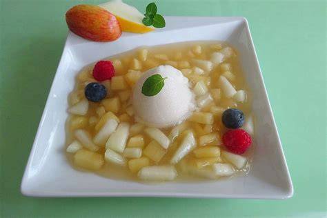Sommerliche Dessertgläser mit Beeren, Aprikosen und Zitroneneis