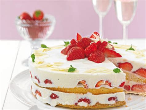 Sommerliche Erdbeer-Prosecco-Torte mit frischen Erdbeeren und spritzigem Prosecco