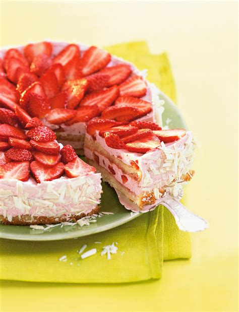 Sommerliche Erdbeer-Schmandcreme-Torte auf Tortenteller