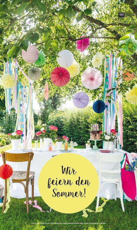 Sommerliche Gartenparty mit angeschnittenem Melonenkuchen