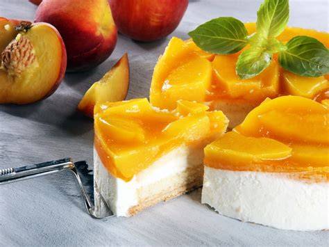 Sommerliche Käse Pfirsich Torte aufgedeckt