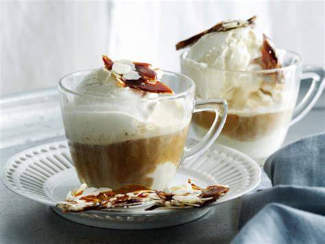 Sommerliche Kaffee-Karaffe mit Gläsern und Eiskaffee