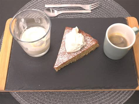 Sommerliche Kaffeetafel mit Aprikosenblechkuchen, Sahne und Vanilleeis