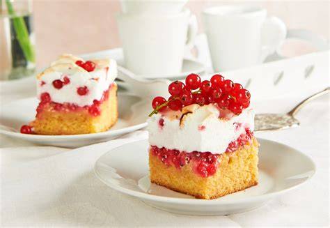 Sommerliche Kaffeetafel mit Ribisel Baiser Kuchen und Getränken