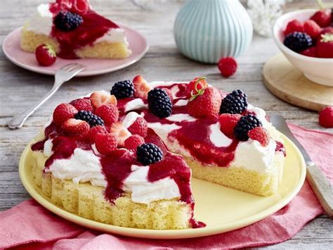 Sommerliche Kaffeetafel mit Schmand-Obstkuchen und Beeren