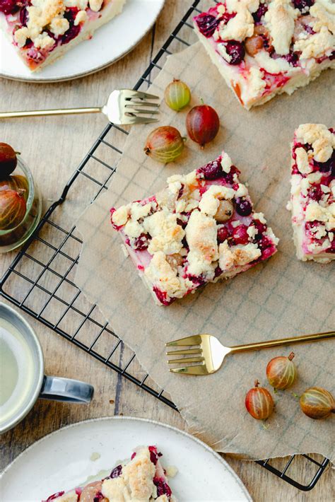 Sommerliche Kaffeetafel mit klassischem Stachelbeerkuchen