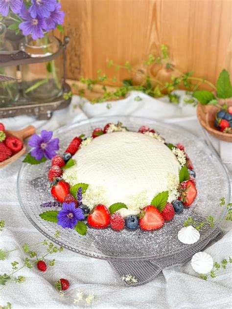 Sommerliche Kuchentafel mit Kokos-Käsekuchen und Beeren