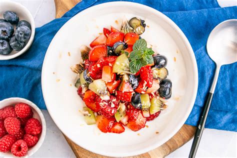 Sommerliche No-Bake Blaubeer-Schoko-Cookies auf Teller mit frischen Früchten