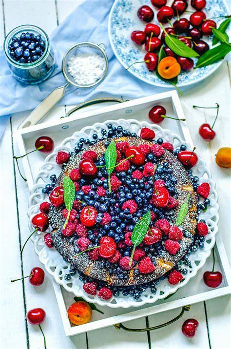 Sommerliche Obsttorte mit Buttercreme und roten Beeren