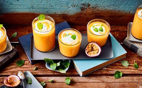 Sommerliche Passionsfrucht-Mousse-Torte, festlich dekoriert