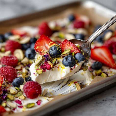 Sommerliche Schale mit Frozen Joghurt, Beeren und Nüssen als Toppings