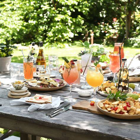 Sommerliche Stimmung: Erdbeereis im Garten