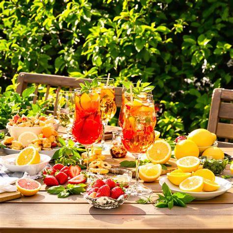 Sommerliche Szene: Aperitif auf der Terrasse mit Parmesan-Keksen, Wein und Kräutern