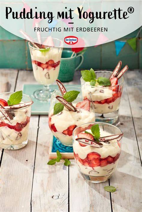 Sommerliche Tafel mit Dessertgläsern, frischen Erdbeeren und Yogurette-Riegeln