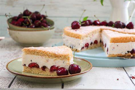 Sommerliche Tafel mit Keks-Frischkäse-Kirsch-Torte und Kirschen