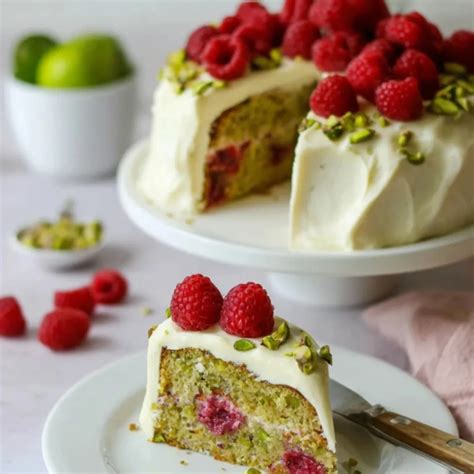 Sommerliche Torte mit Limetten, Himbeeren und Sahneverzierung