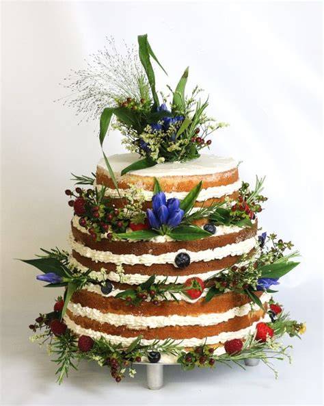 Sommerliche Tortendekoration mit Beeren und Kräutern