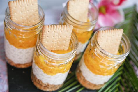 Sommerliche Variation: Mango-Käsekuchen im Glas auf einer Picknickdecke