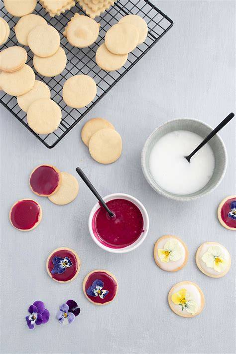 Sommerliche Zitronen-Ausstechplätzchen mit Glasur und essbaren Blüten