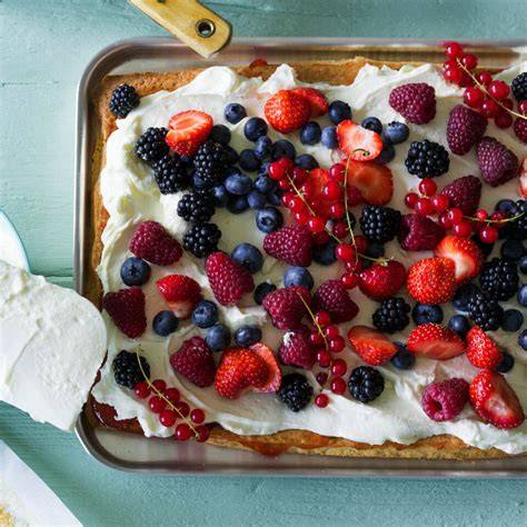 Sommerlicher Beerenkuchen mit Kokos-Mandel-Streuseln, angerichtet