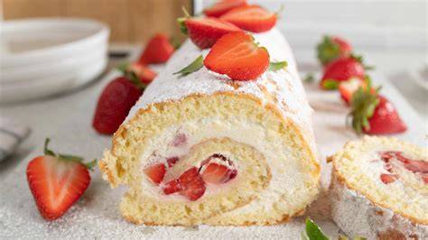 Sommerlicher Erdbeer-Kokos-Kuchen angeschnitten