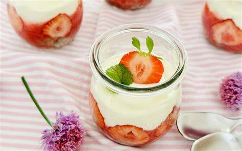 Sommerliches Avocado-Zitronen-Mousse mit Erdbeeren im Glas