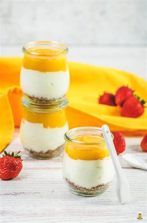 Sommerliches Dessert im Glas mit Mango und Mascarpone