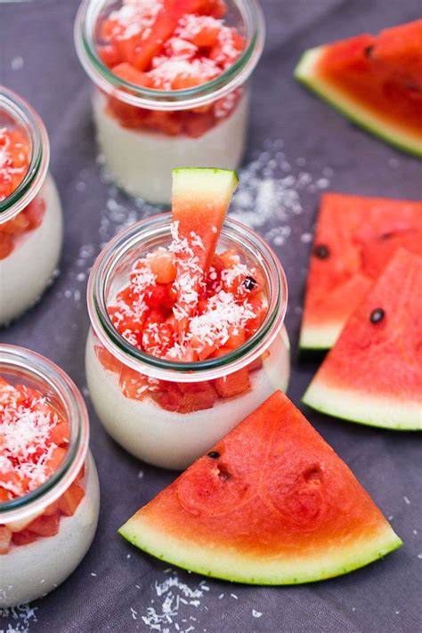 Sommerliches Dessertbuffet mit Wassermelone in verschiedenen Variationen