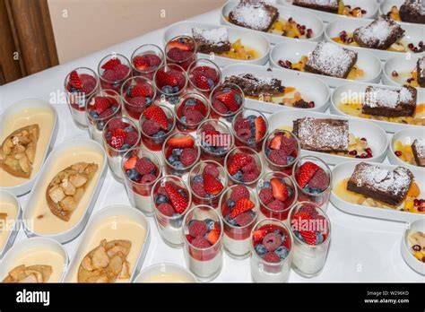 Sommerliches Dessertbuffet mit verschiedenen Gläsern