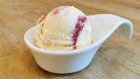 Sommerliches Eis ohne Eismaschine mit Früchten und Sahne