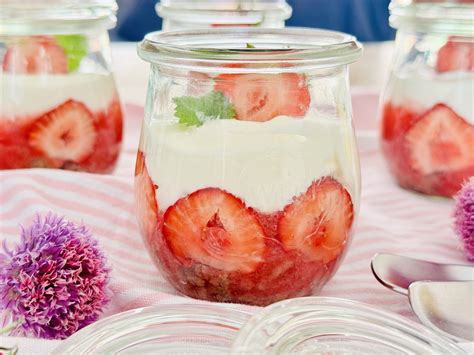 Sommerliches Erdbeer-Topfen-Dessert im Glas, Schichten und Zutaten