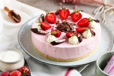 Sommerliches Kuchenbuffet mit Yogurette-Torte ohne Backen als Hauptattraktion